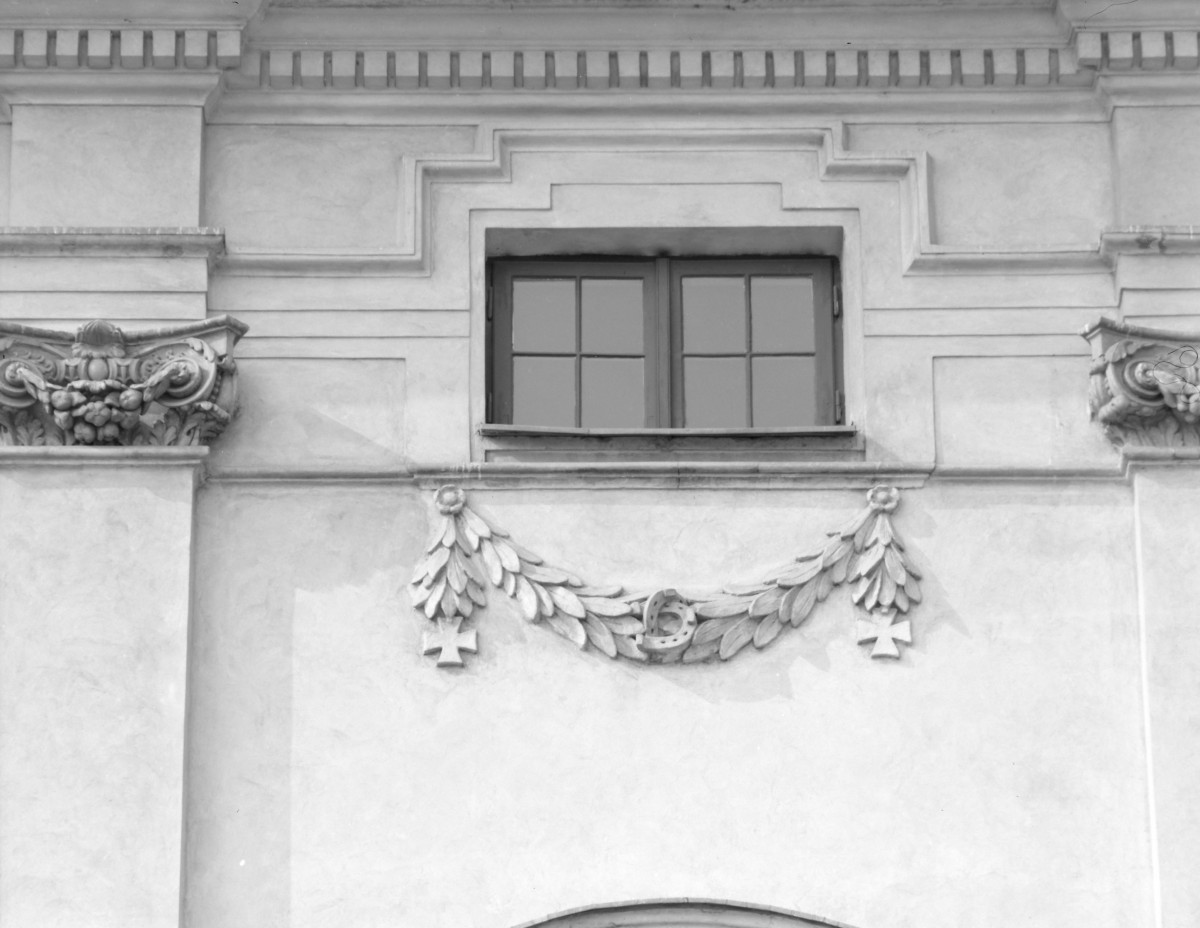 pałac Krasińskich - elewacja, okno na III piętro, okno, skan 1