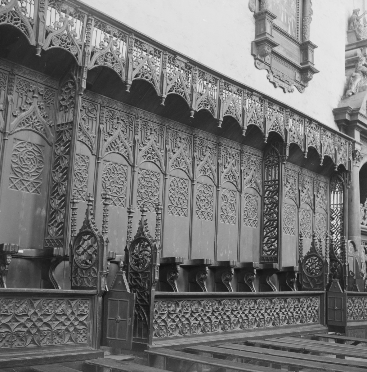 kościół Wniebowzięcia N.M.P - prezbiterium, stalle, skan 1