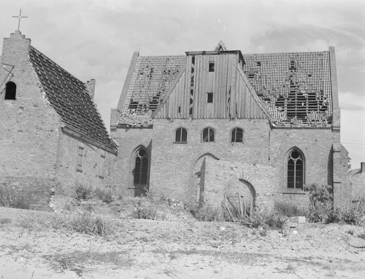 kościół pw. św. Piotra i Pawła, ob. Muzeum Rybołóstwa, elewacja boczna, przybudówka, bramka, skan 1