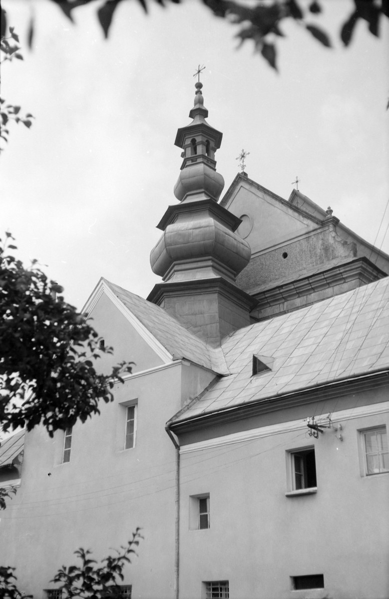 Kościół i Klasztor braci Kapucynów - elewacja frontowa klasztoru, fragment i szczyt wsch. [rezbiterium., skan 1