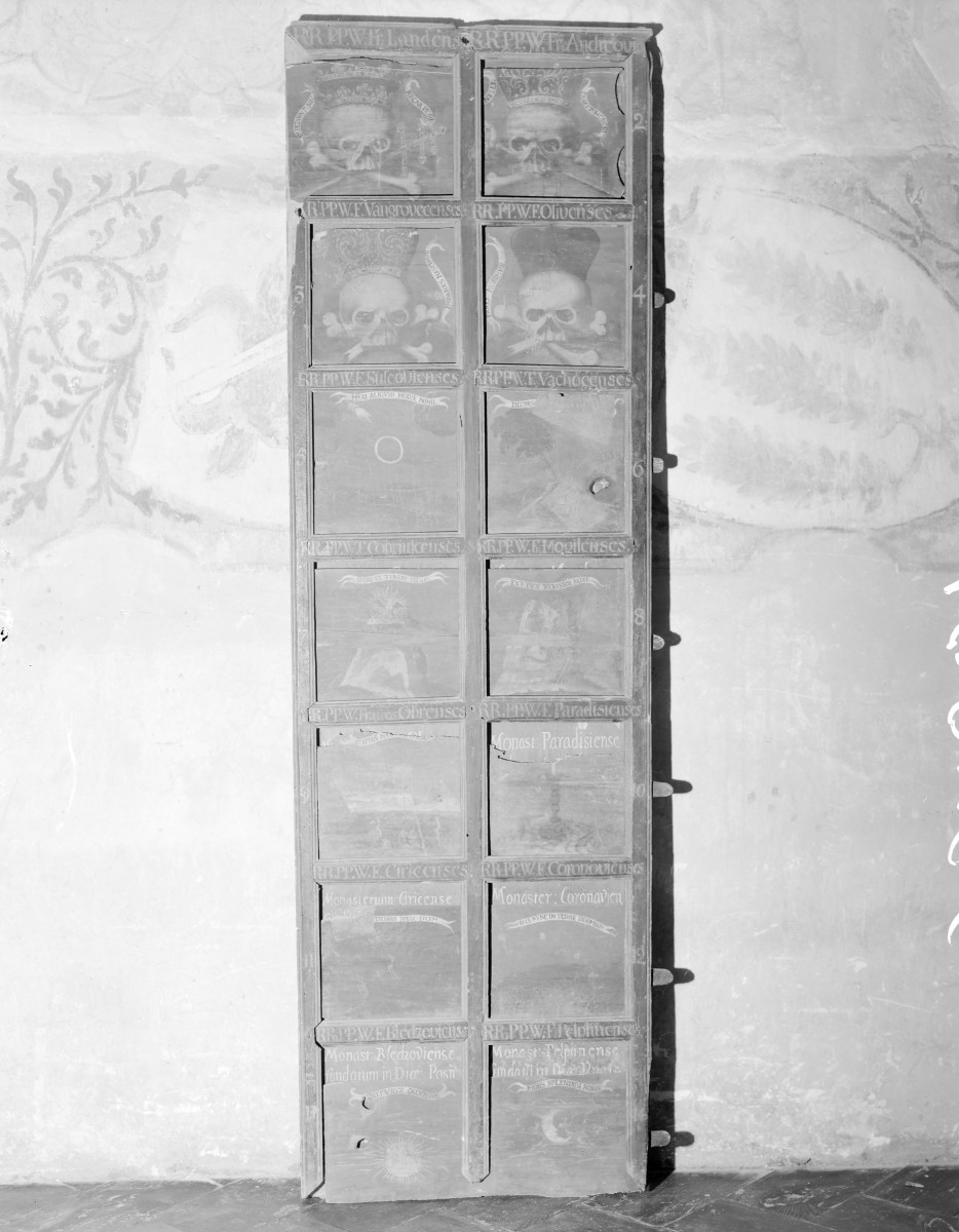 Opactwo Cystersów - wnętrze: Sala Opacka i "Tabula memorialis z Lądu" - tablica upamiętniająca zmarłych zakonników, funadtatorów oraz dobrodziejów, wykonana z drewna i polichromowana olejno. Widok ogólny., skan 1