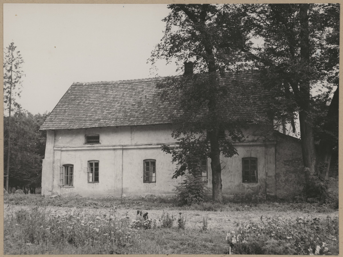 Zespół pałacowo - parkowy , budynek gospodarczy, widok ogólny elewacji tylnej

, skan 1