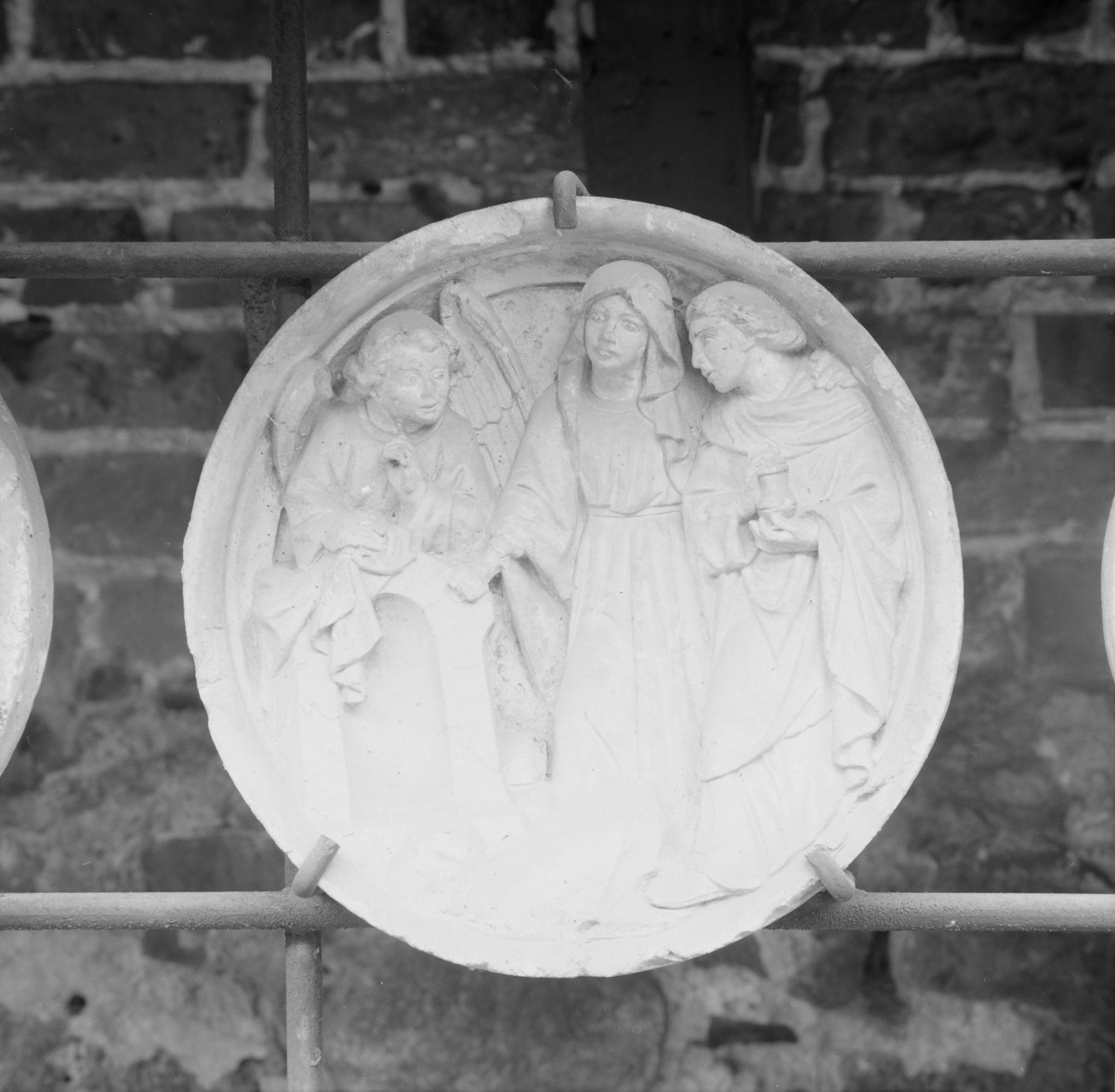 Zamek w Malborku - lapidarium - detal arch. - zwornik sklepienia z sceną "Maria u Grobu", skan 1