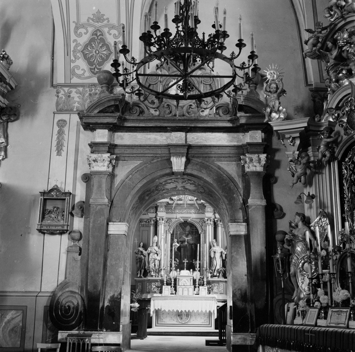 kościół św. Apostołów Szymona i Judy Tadeusza - wnętrze, barokowy portal do kaplicy, skan 1