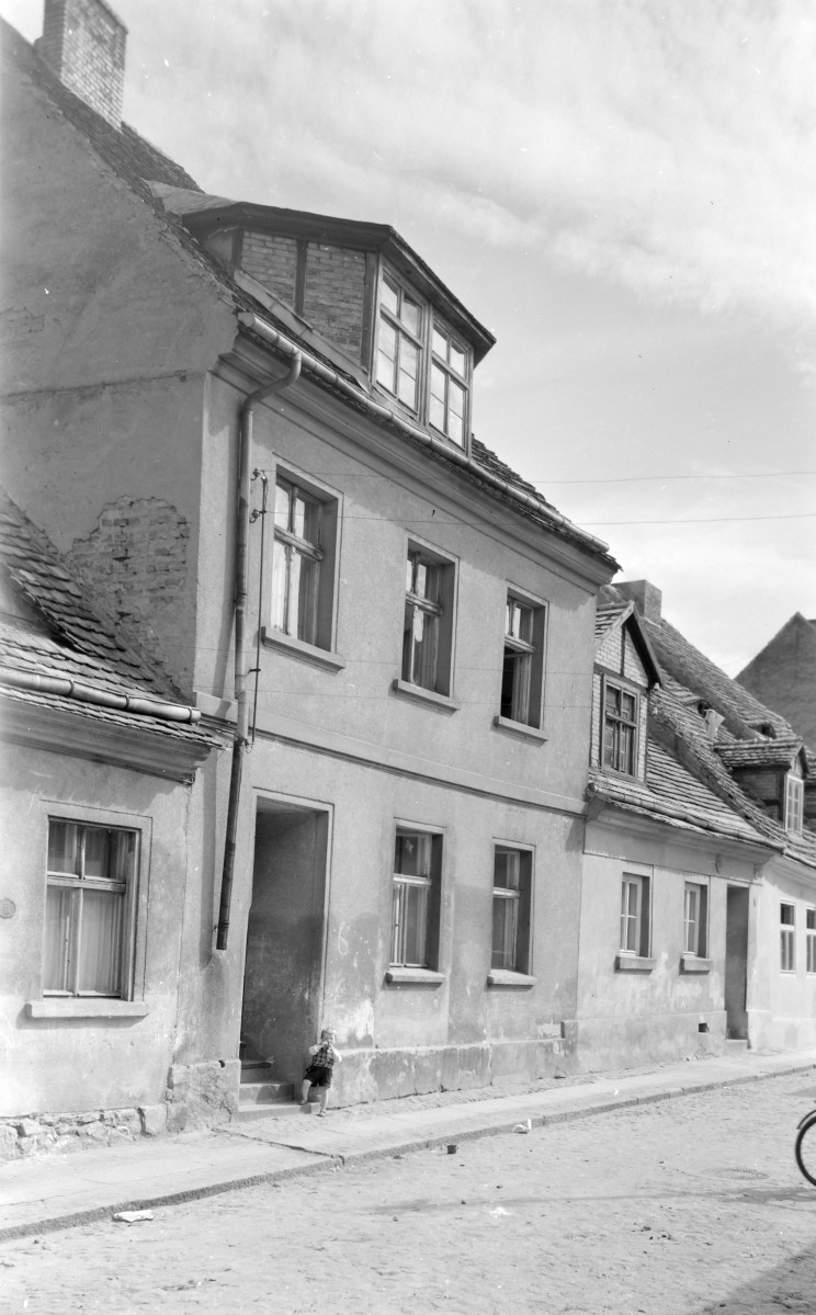 kamienica - elewacja frontowa, skan 1