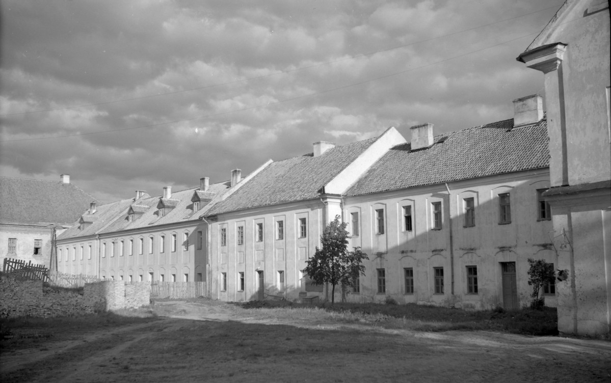 Pałac Chodkiewiczów - skrzydło pałacowe, elewacja. , skan 1