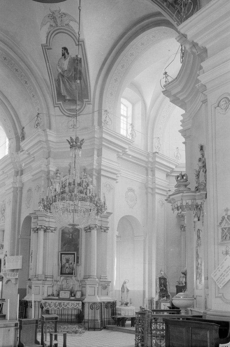 Kościół parafialny pw. NPNMP - wnętrze: widok na ścianę z ołtarzem bocznym w prezbiterium, pilastry toskańskie, polichromia, skan 1