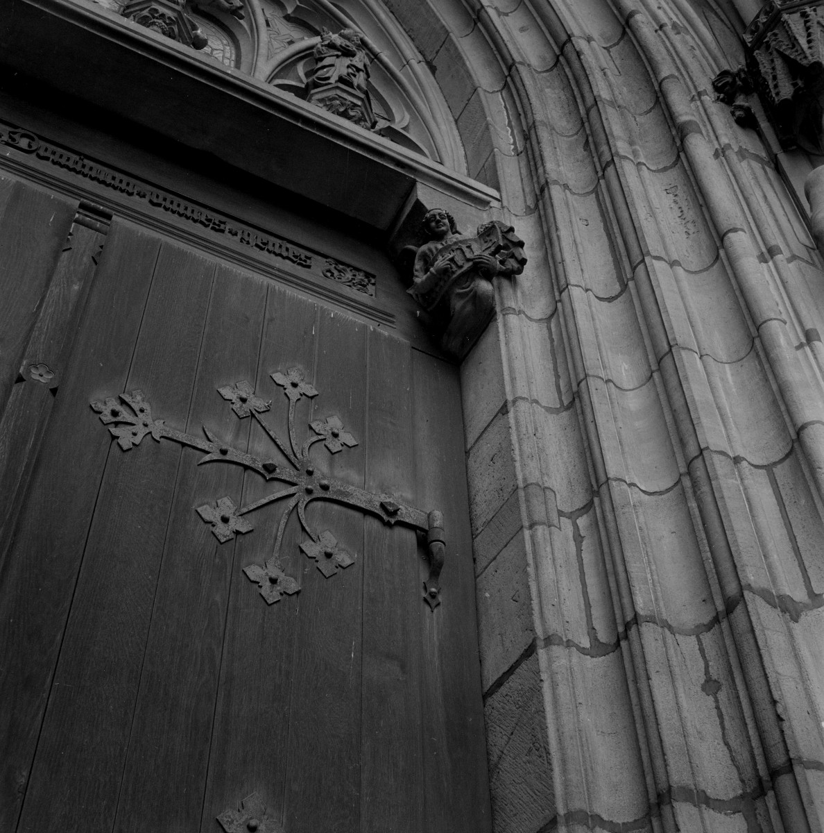 Katedra św. Stanisława i św. Wacława - portal główny, okucia i fragment archiwolty, skan 1