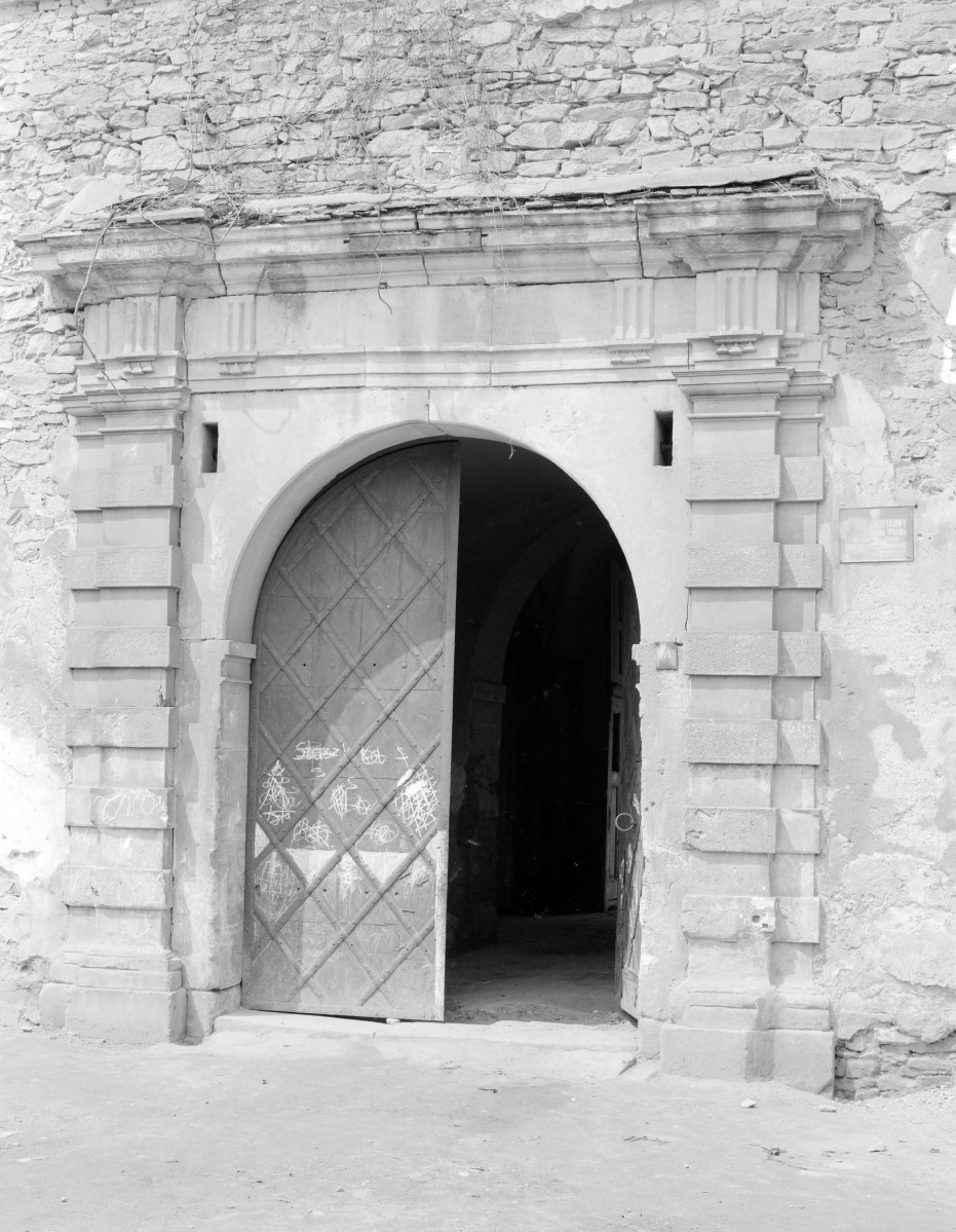 pałac - skrzydło główne, południowe, elewacja południowa, portal wejściowy, skan 1