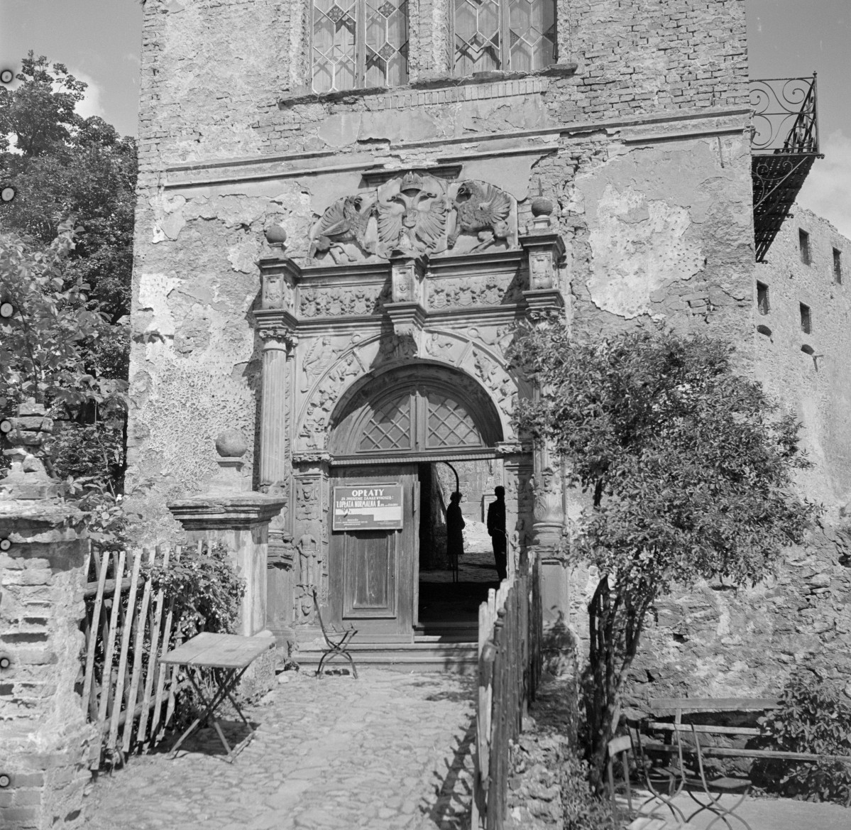 zamek - elewacja frontowa, portal, skan 1