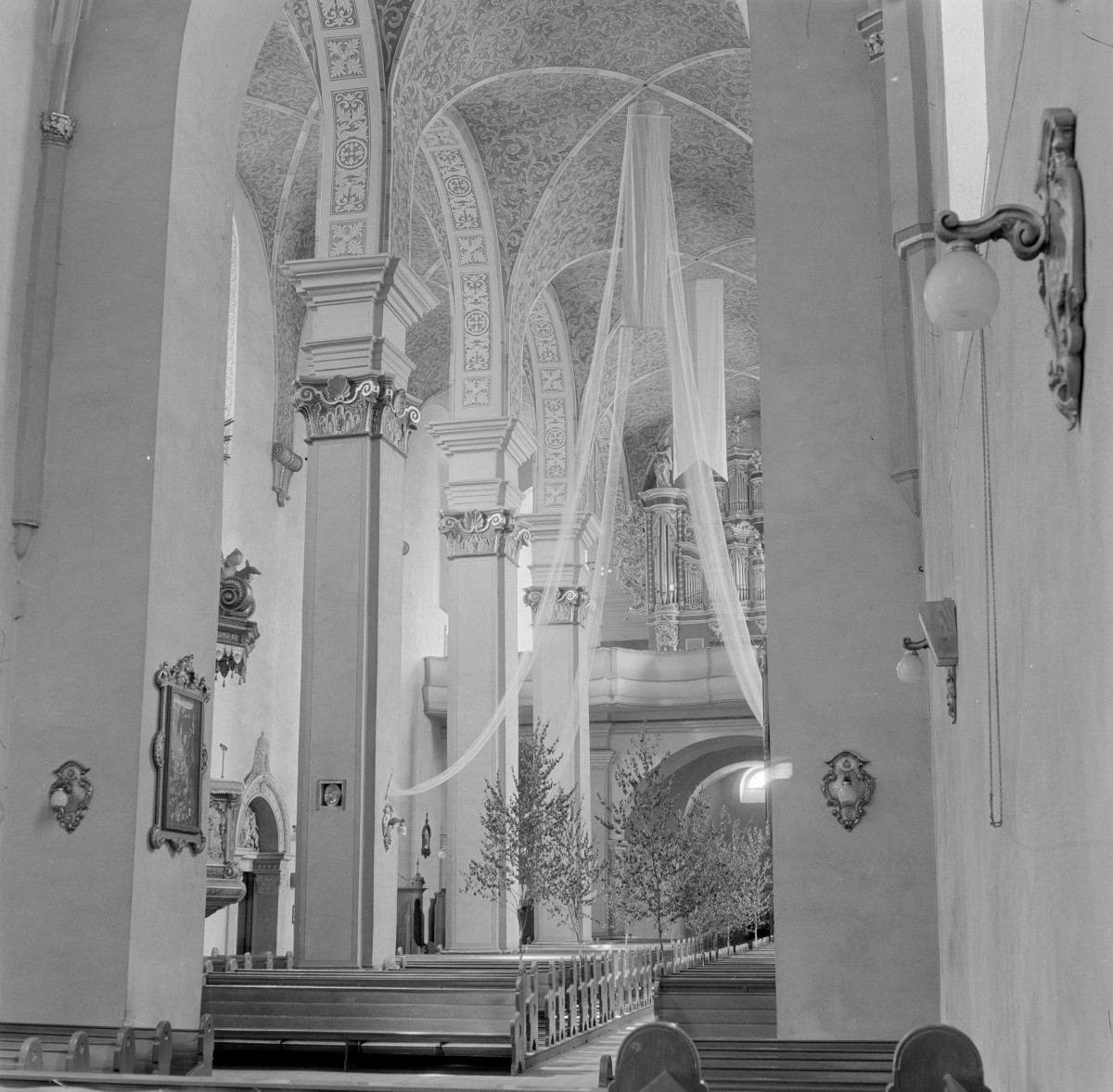klasztor franciszkanów - kościół pw. Świętej Trójcy - wnętrze - nawa główna i boczna - organy, skan 1