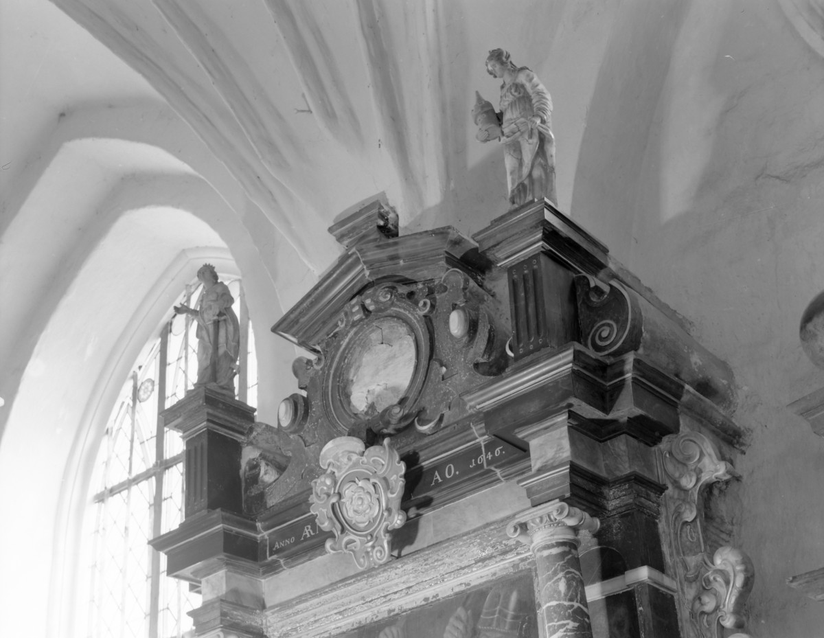kościół M.B. Królowej - ołtarz boczny "Św. Weroniki", zwieńczenie, skan 1