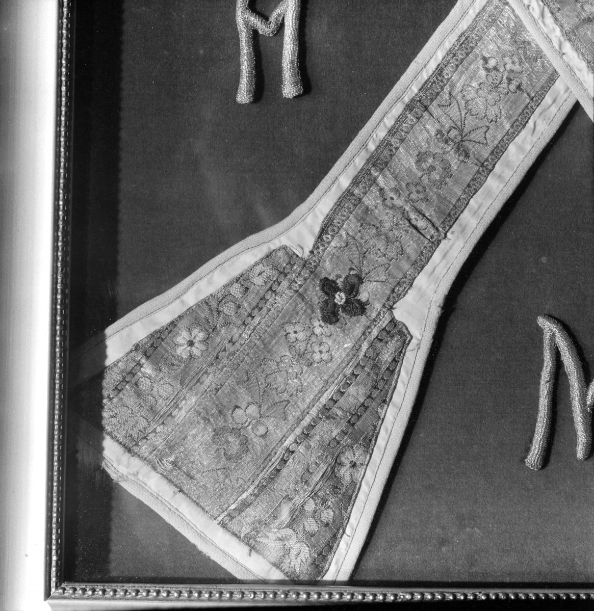 Skarbiec Katedralny - Stuła ze pasa kontusza. 1791-94. Zakończenie, datale., skan 1