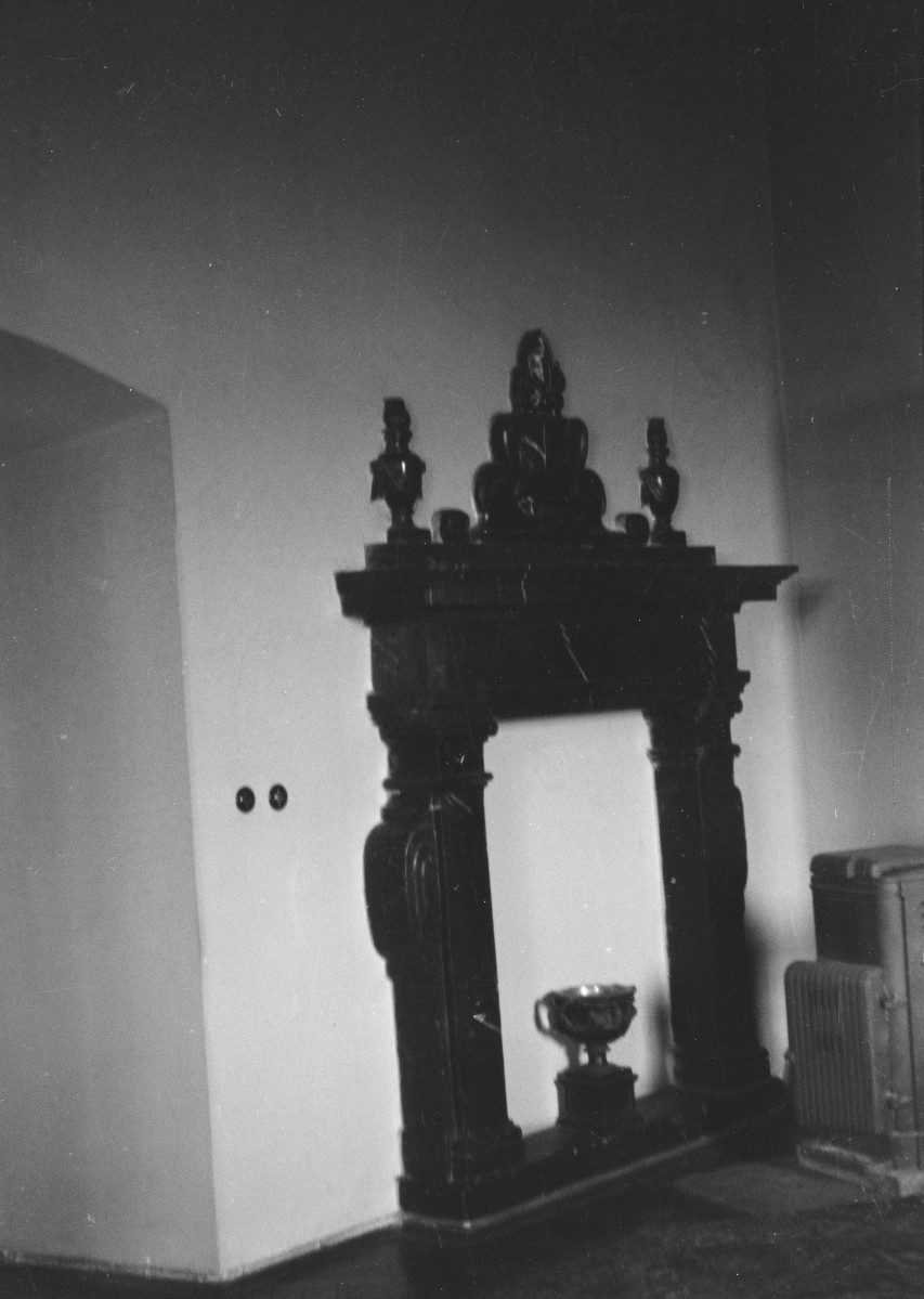 pałac biskupów - kominek, skan 1