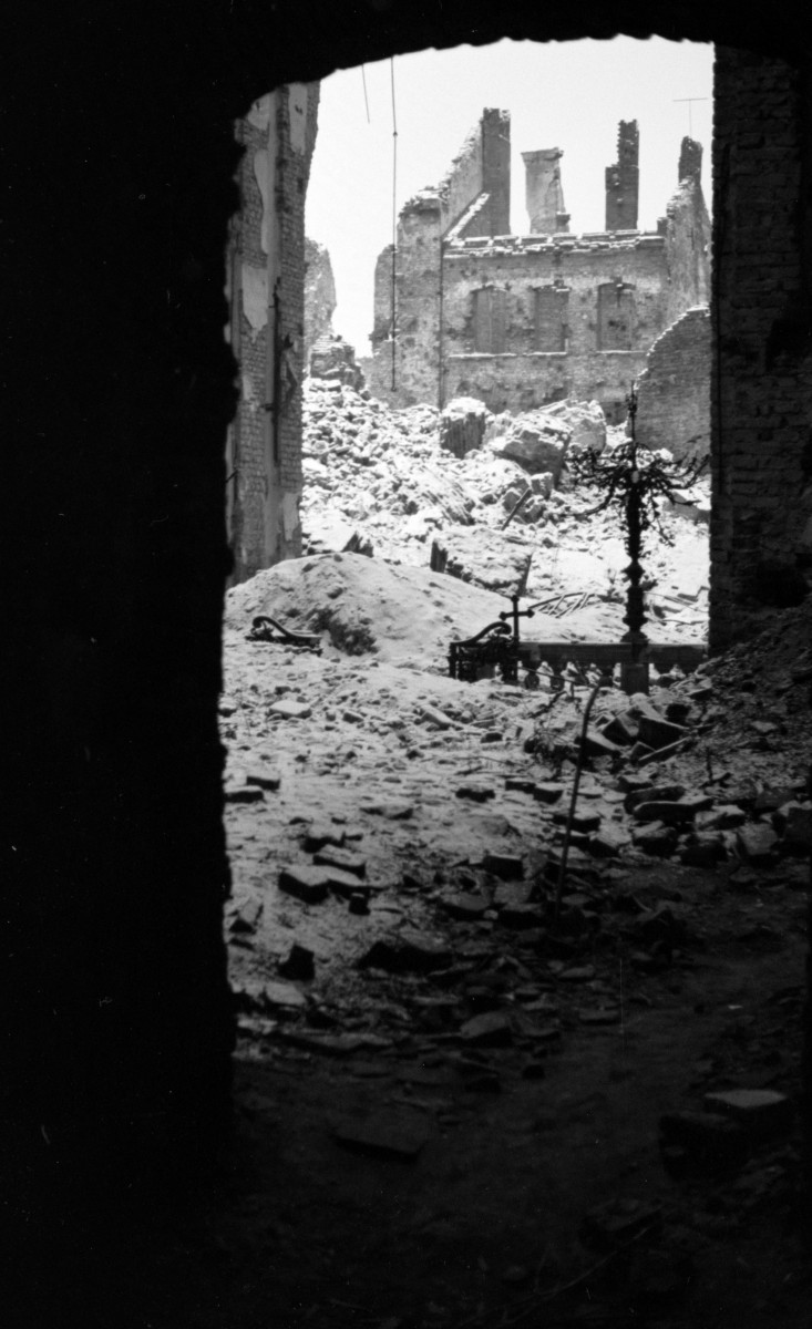 Zagruzowana ulica Zakroczymska róg z ul. Kościelną. Widok z kościoła Franciszkanów., skan 1