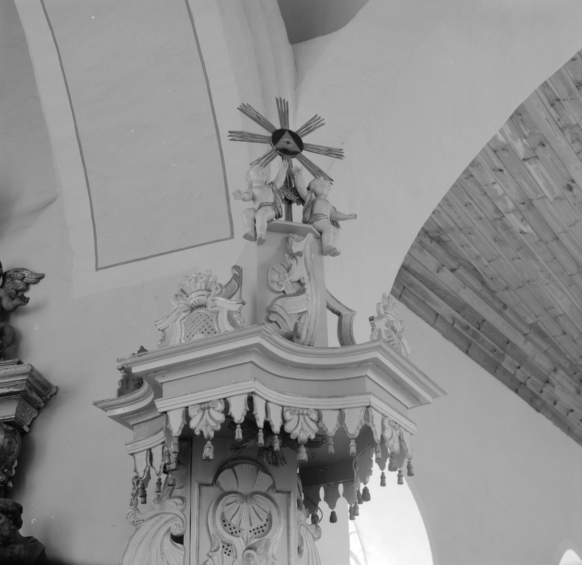 kościół filialny pw. św. Andrzeja - wnętrze: zwieńczenie ambony, skan 1