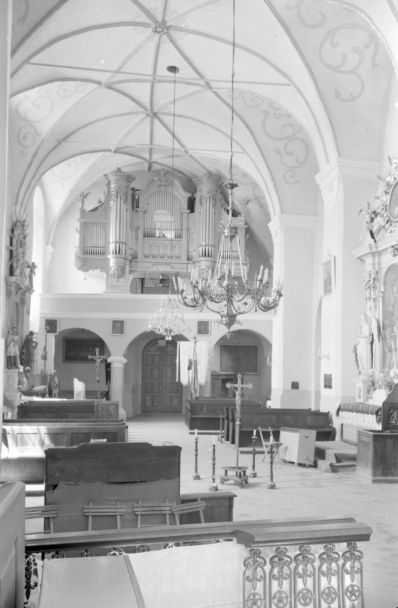 Kościół św. Stanisława Biskupa i Męczennika i św. Małgorzaty - wnętrze. Sklepienie kolebkowe z lunetami. Empora i prospekt organowy, skan 1