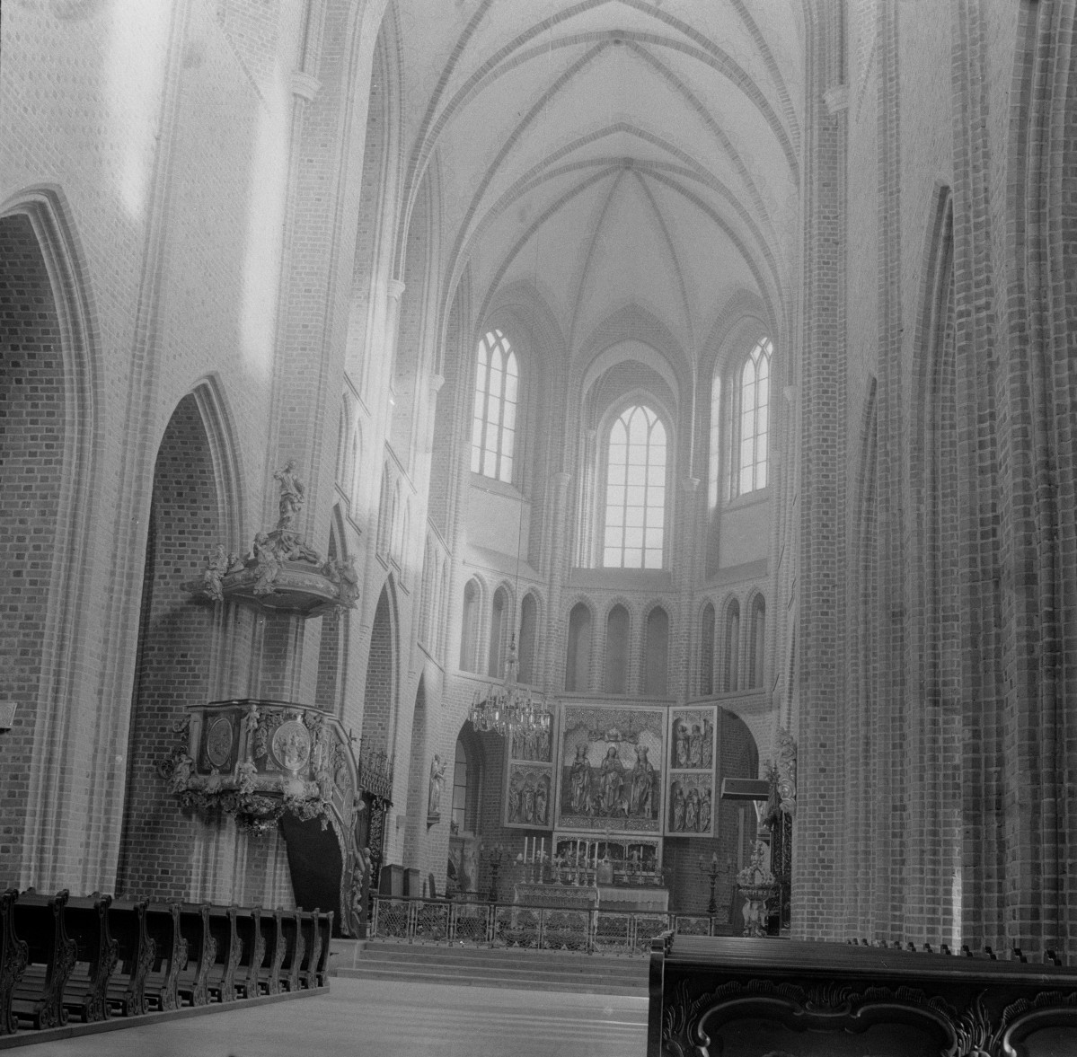 kościół pw. Świętych Apostołów Piotra i Pawła - wnętrze - prezbiterium, skan 1