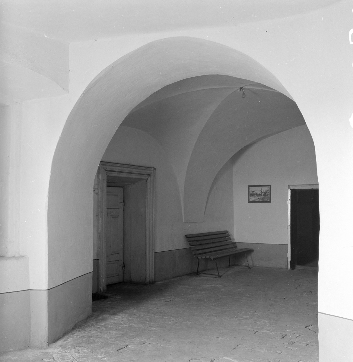 dawny klasztor kanoników regularnych - wnętrze: refektarz, skan 1