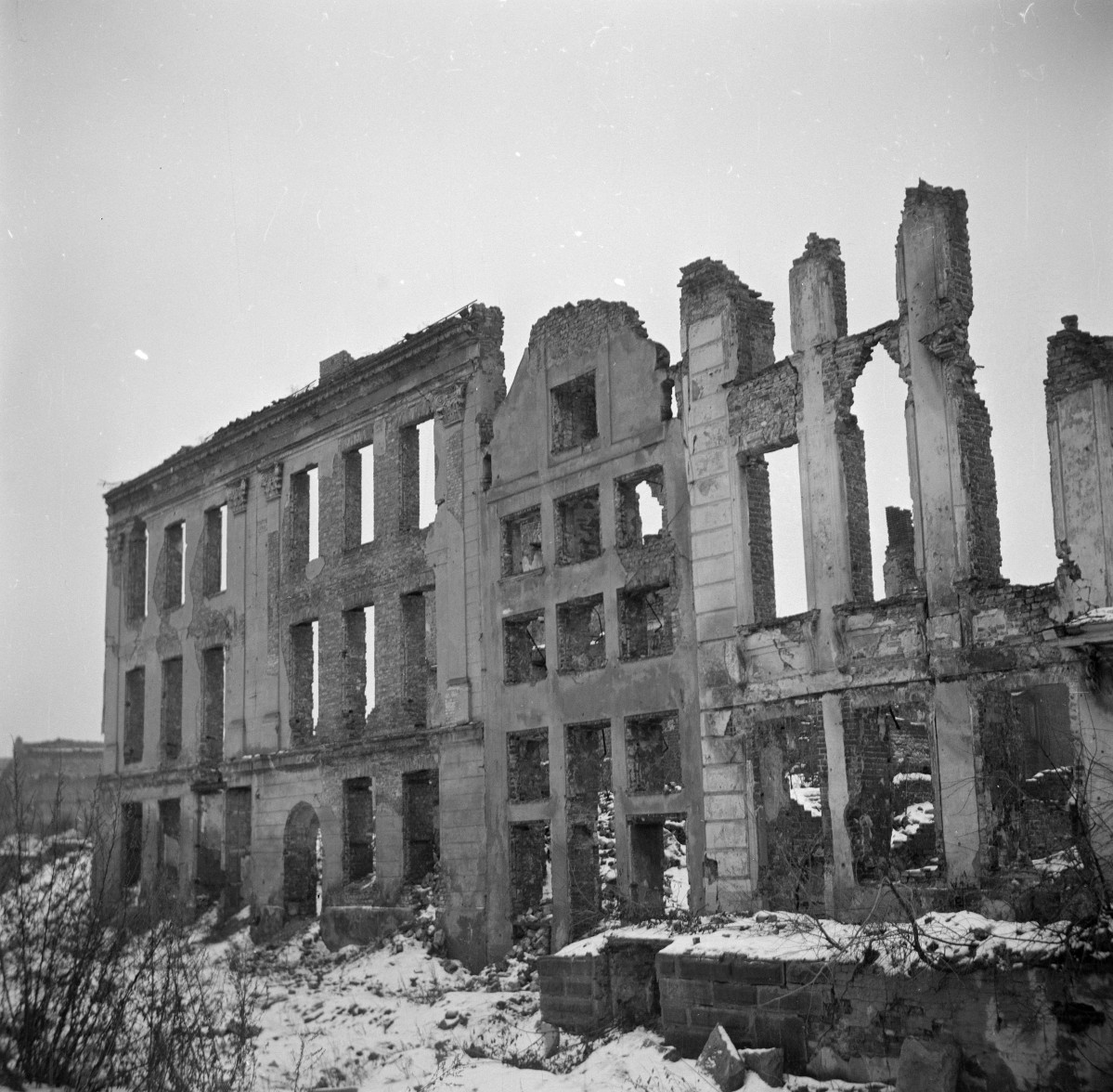 kamienice - ruiny - elewacja, skan 1