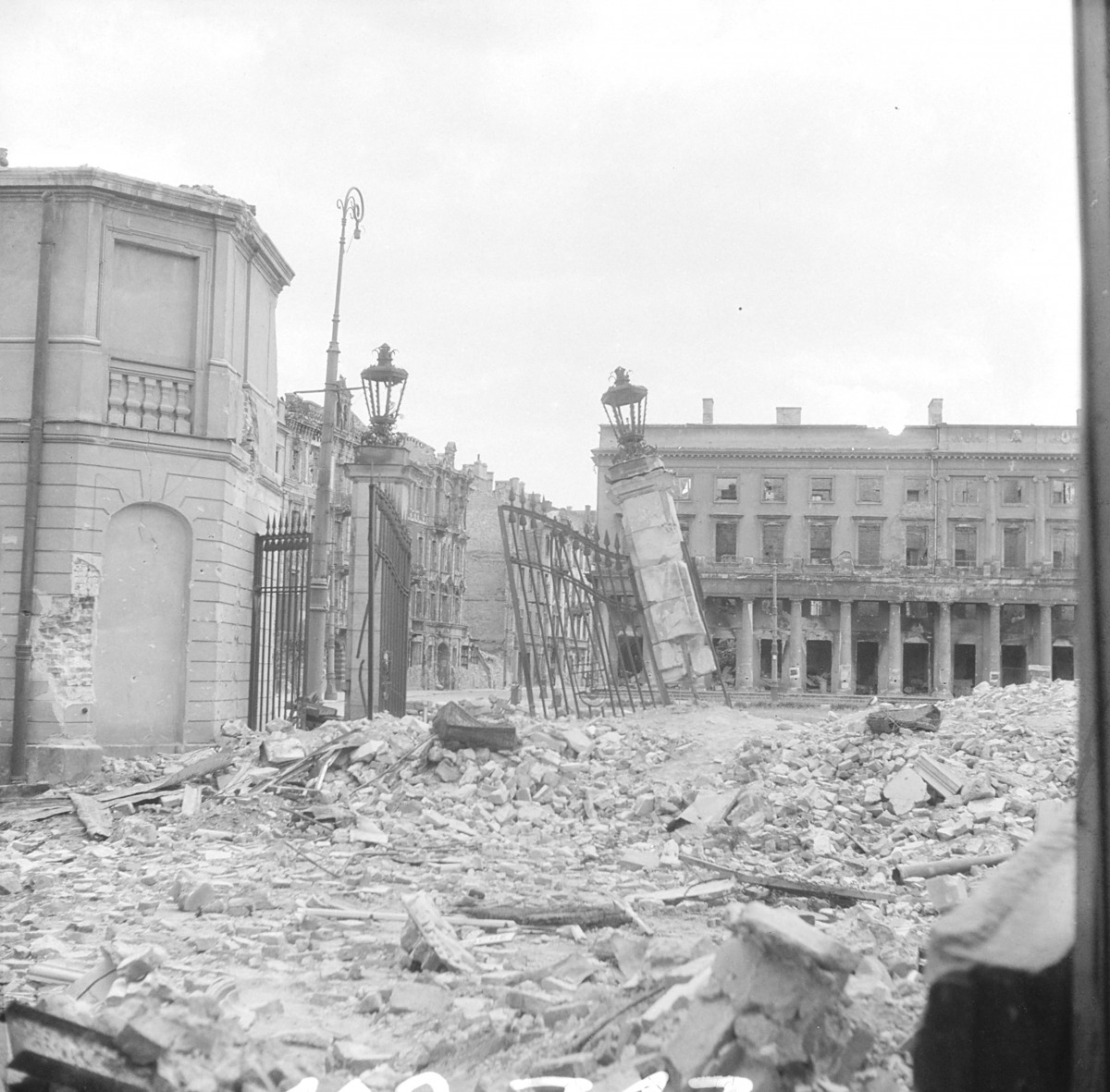 Pałac Blanka. Ruina. Widok na oficynę z dziedzińca pałacu. W głębi skrzydło Teatru Wielkiego., skan 1