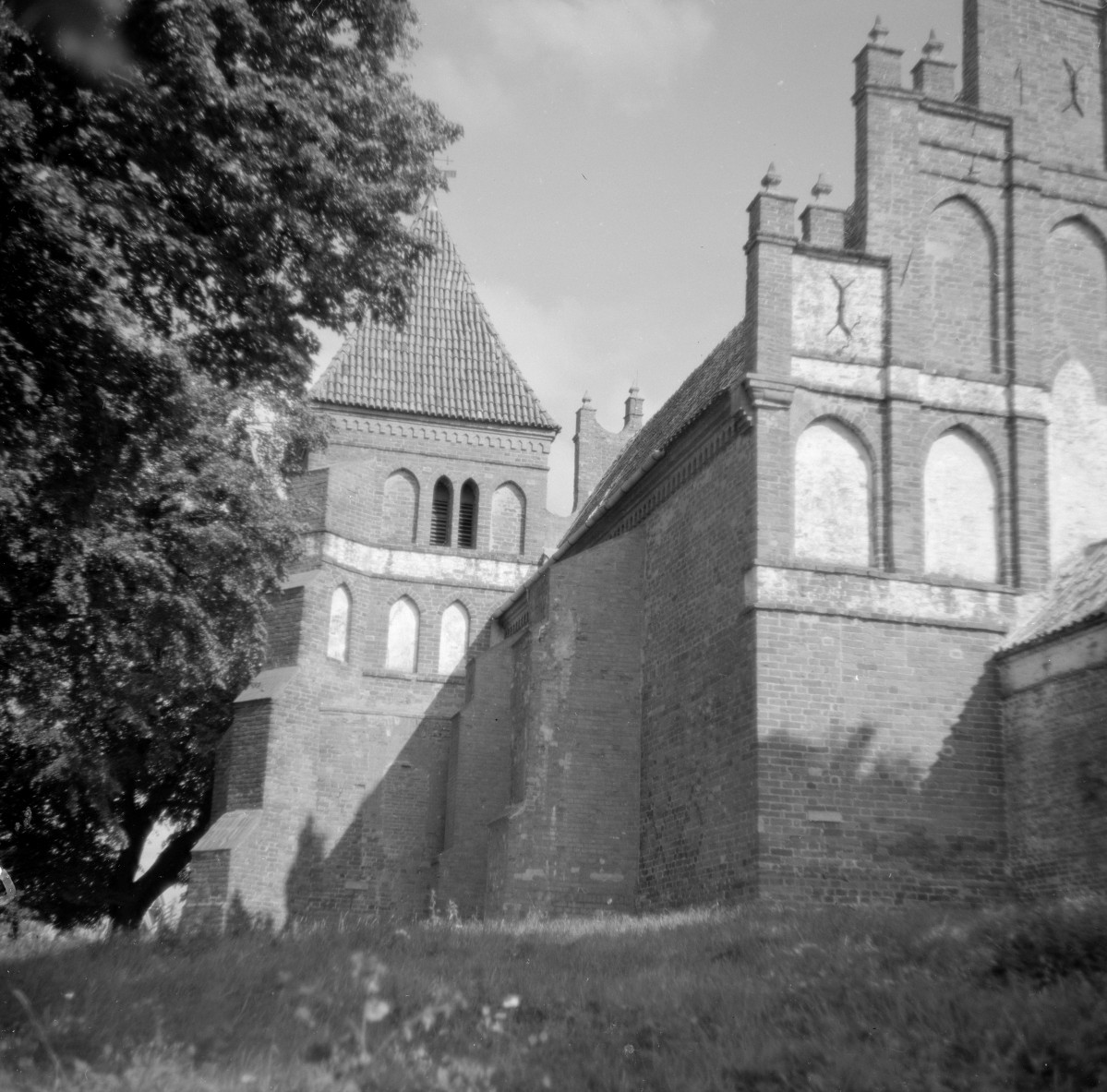 kościół parafialny pw. św.św. Kosmy i Damiana - fragment szczytu wschodniego i wieża, skan 1