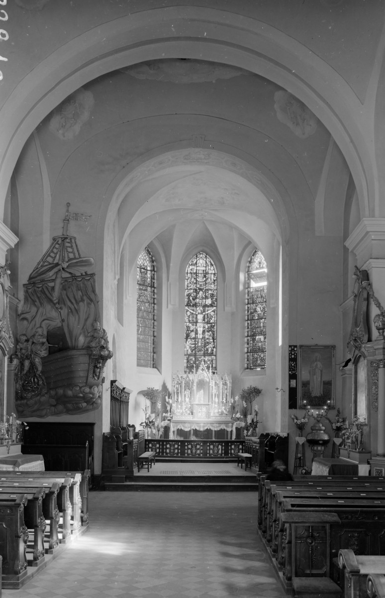 kościół parafialny pw. Świętej Trójcy - wnętrze, ściana wschodnia, prezbiterium, ołtarz, nawa główna, skan 1