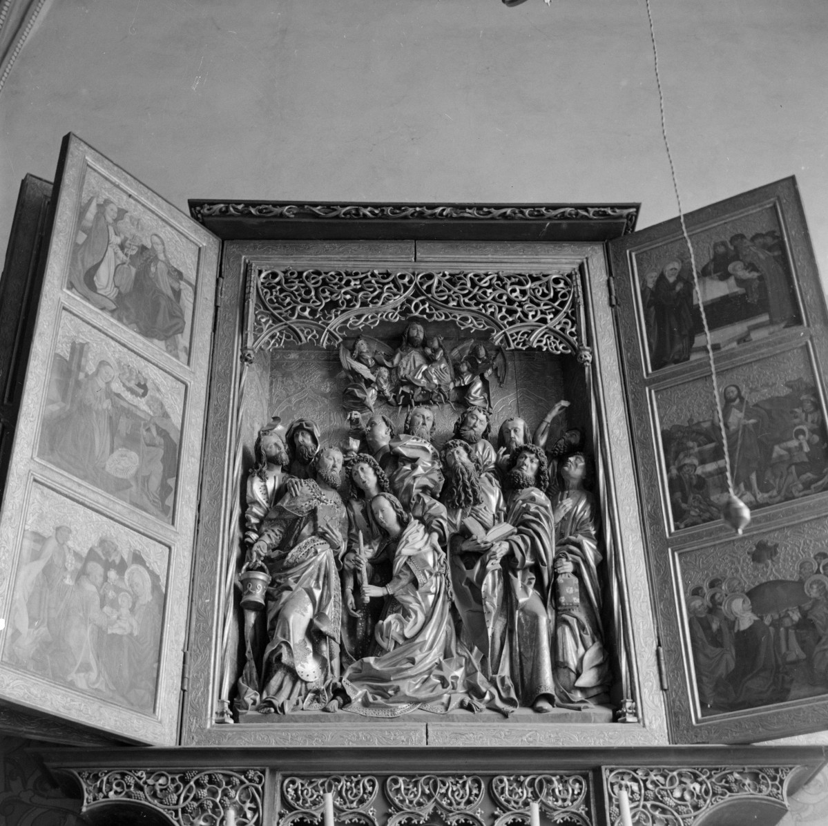 Katedra pw. św. Stanisława Biskupa i Męczennika i św. Wacława Męczennika - wnętrze: fragment ołtarza Zaśnięcia Najświętszej Marii Panny z 1492 r., skan 1