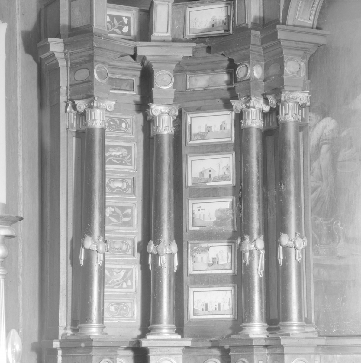 Kościół św. Józefa Oblubieńca i św. Antoniego z Padwy - Tabernakulum ołtarza głównego. Detale. Ozdoby snycerskie., skan 1