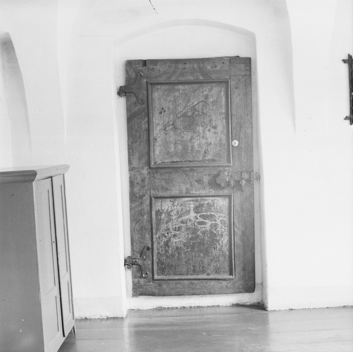 klasztor ss. Mniszek Benedyktynek - wnętrze - refektarz letni - drzwi, skan 1