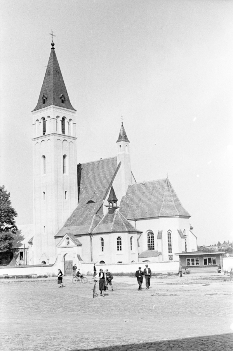 kościól filialny pw. św. Michała w Olesnie, widok ogólny, skan 1