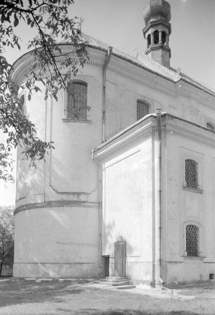  Kościół Przemienienia Pańskiego - elewacja prezbiterium zamkniete półkoliście i fragment zakrystii., skan 1