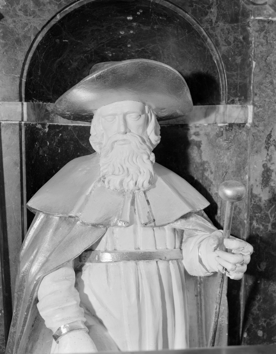 sanktuarium św. Jadwigi Śląskiej - kościół: kaplica św. Jadwigi - fragment nagrobka św. Jadwigi, figura świętego, skan 1