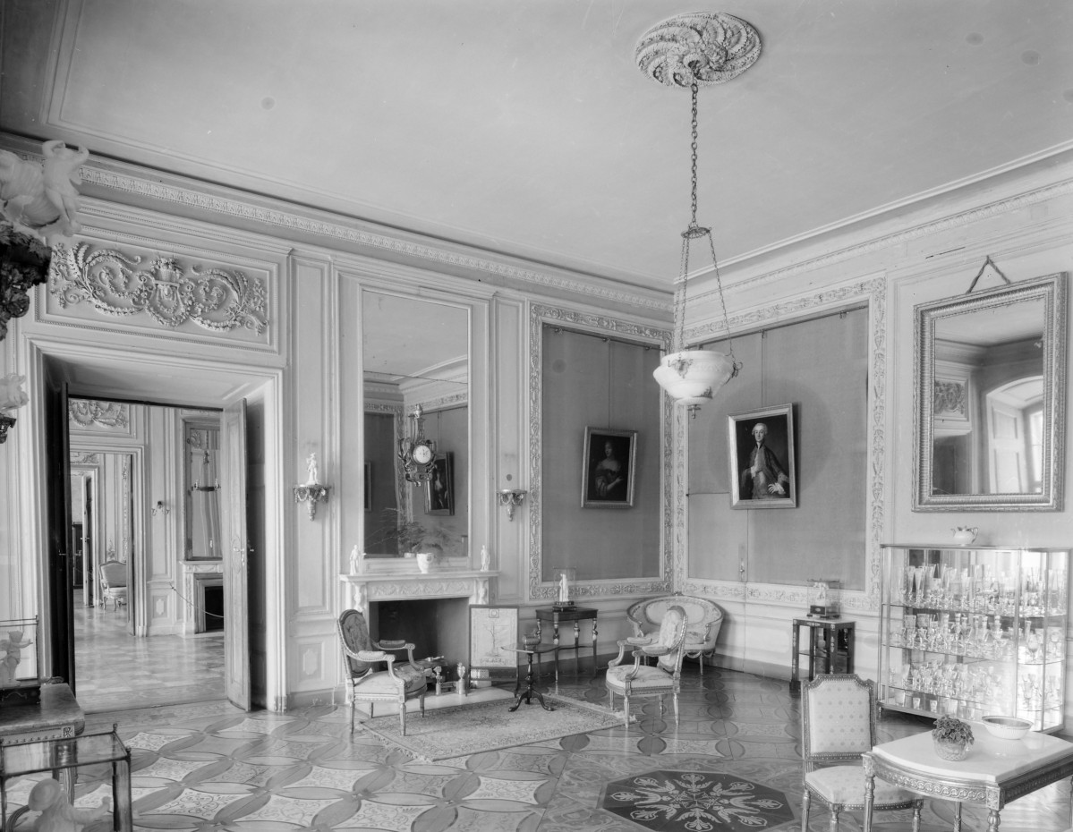 zamek magnacki Lubomirskich i Potockich - wnętrze - piętro I - Salon Bouchera, skan 1