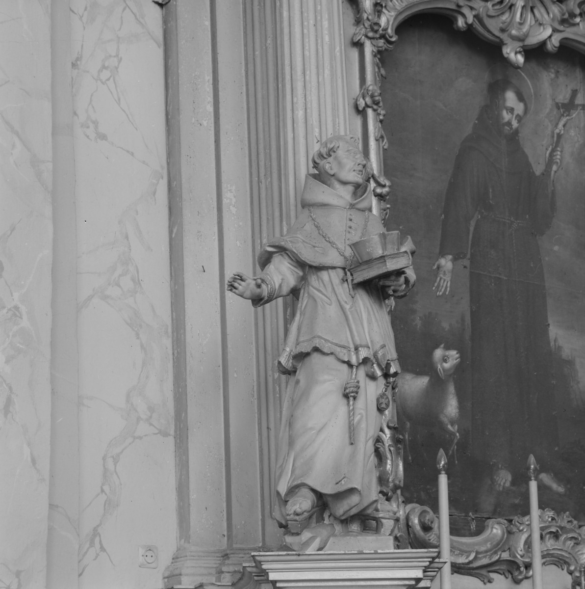 kościół św. Józefa - wnętrze: ołtarze boczne, obraz oraz figura świętego, skan 1
