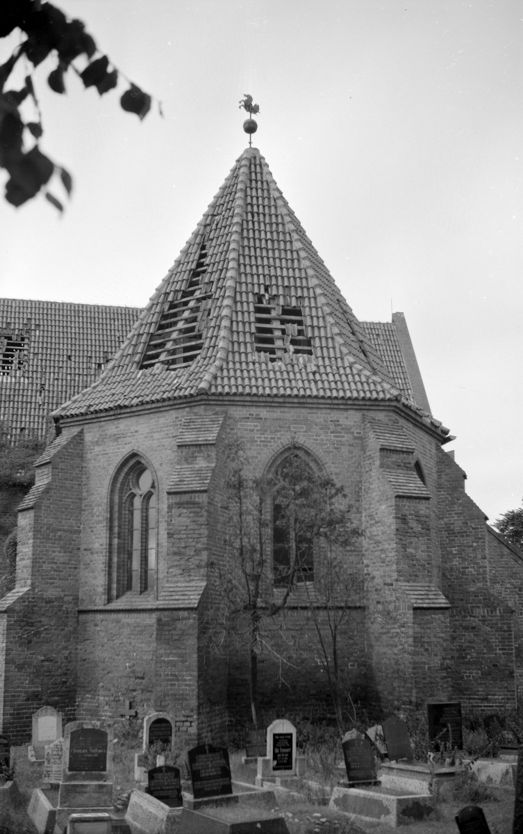 kościół pw. św.św. Piotra i Pawła, ob. Muzeum Rybołówstwa - elewacja wschodnia, skan 1