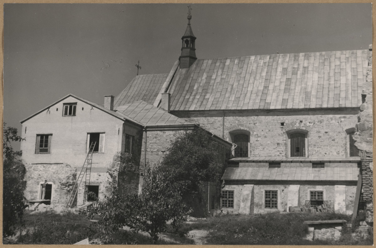 Zespół klasztorny - widok od strony płd. - zach. na kościół i budynki klasztorne

 , skan 1