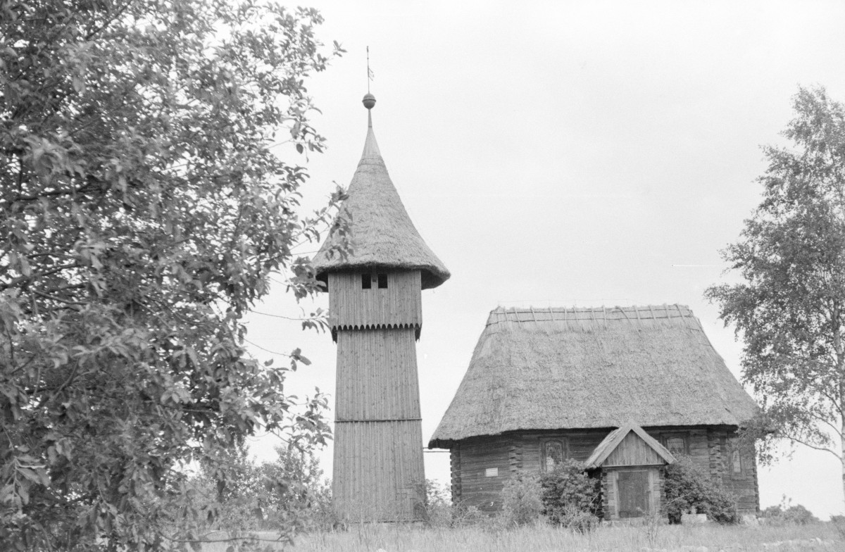skansen - kościół drewniany i dzwonnica, skan 1