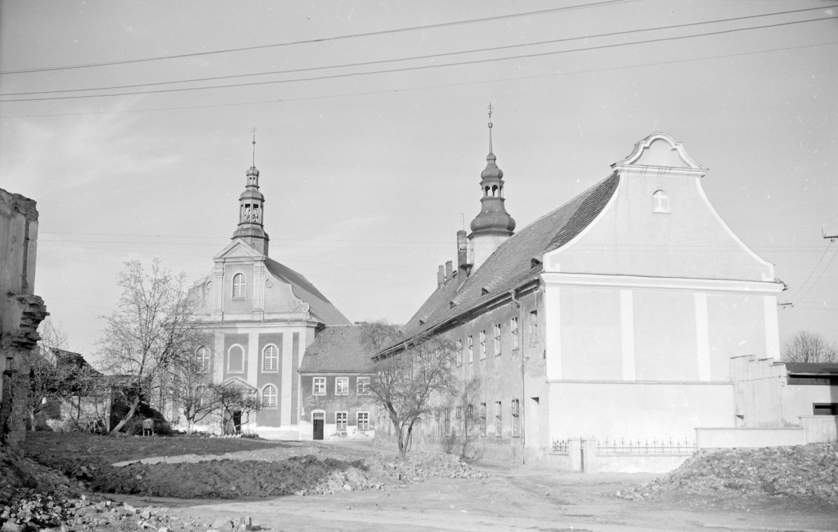 zespół klasztorny Franciszkanów, kościół pw. św.św. Idziego i Bernarda - widok od zachodu, skan 1