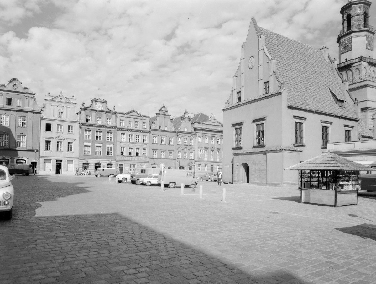 Rynek - budynek wagi miejskiej. W tle renesansowe kamienice. , skan 1