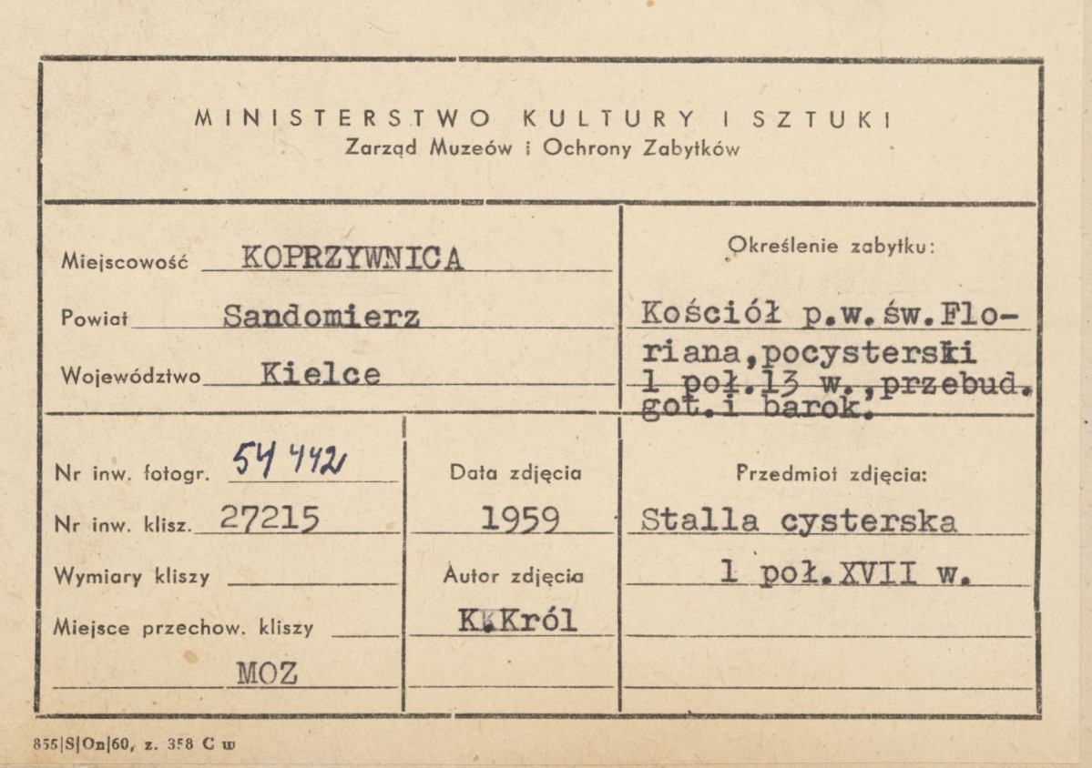 Zespół klasztorny - kościół, wnętrze , widok na stalle - metryczka, skan 1