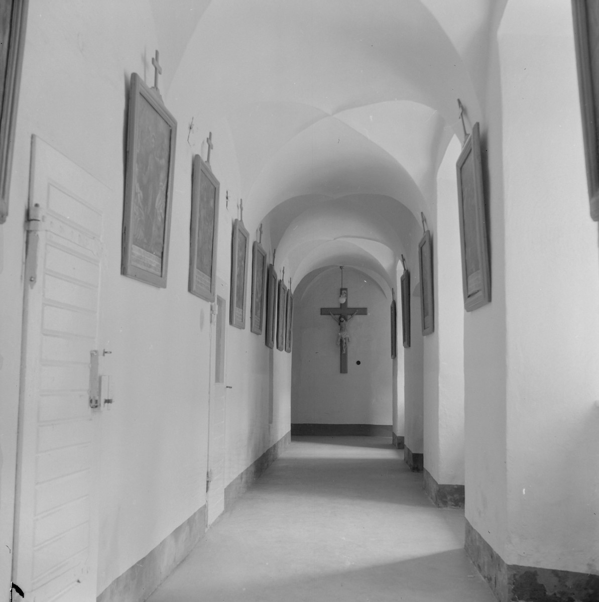 Klasztor Franciszkanów pw. Niepokalanego Poczęcia NMP - korytarz, sklepienie i krucyfiks, skan 1