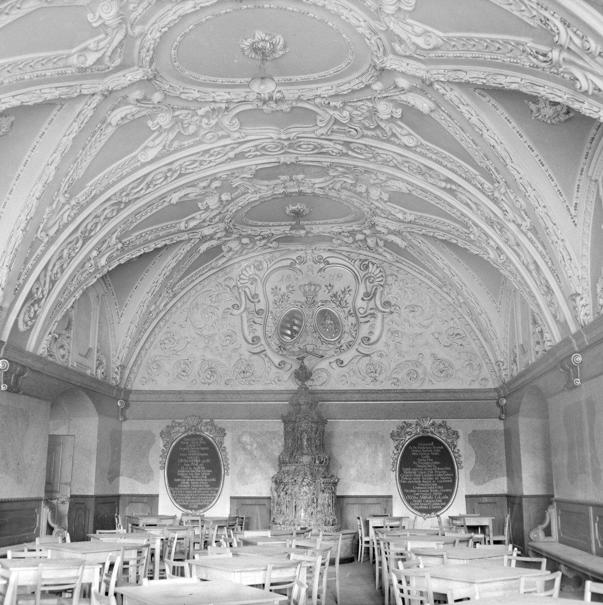 Opactwo Cystersów - wnętrze: bogato dekorowana sala na parterze. Sklepienie kolebkowe z lunetami. Piec kaflowy., skan 1