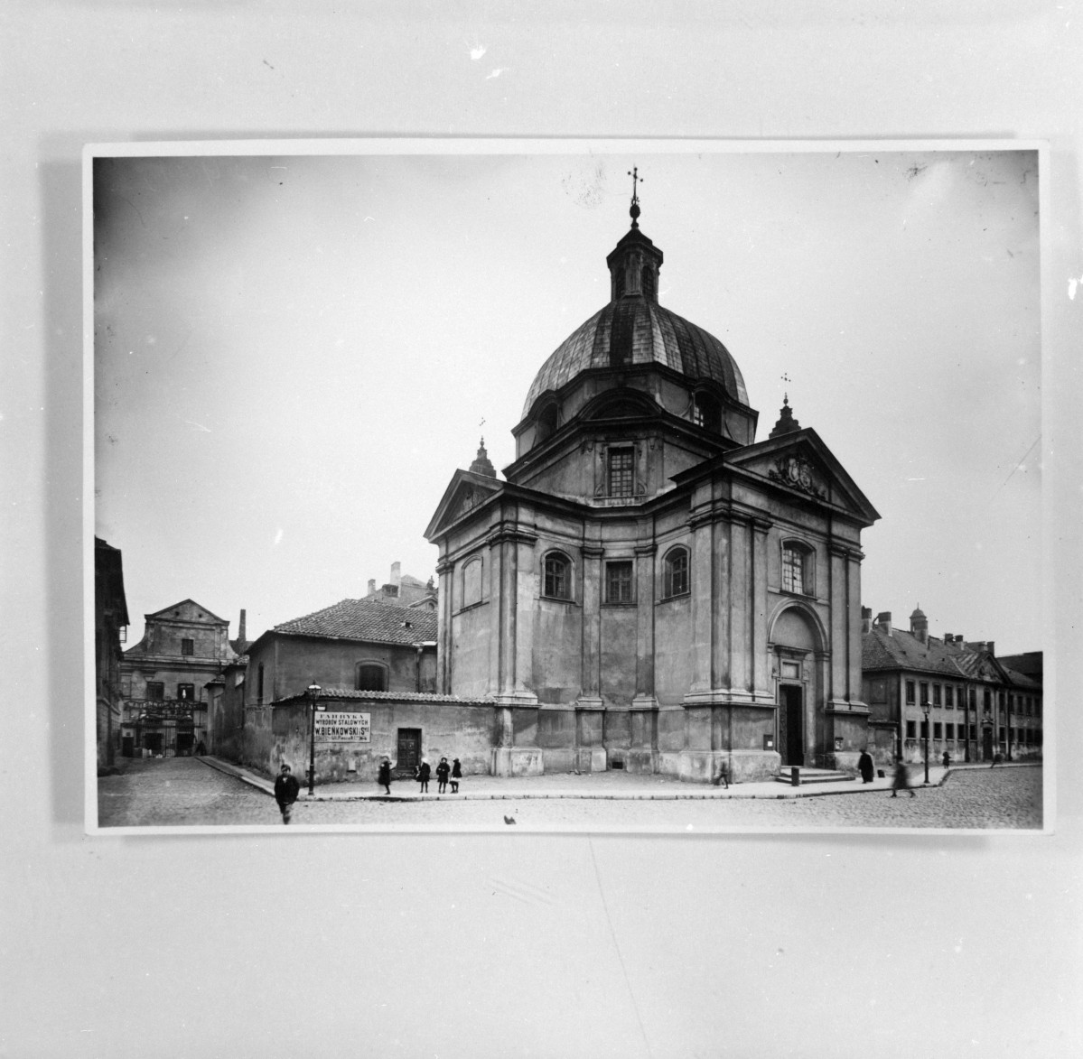 zespół klasztorny Sakramentek, kościół pw. św. Kazimierza - widok ogólny, przed wojną 1922 r., skan 1
