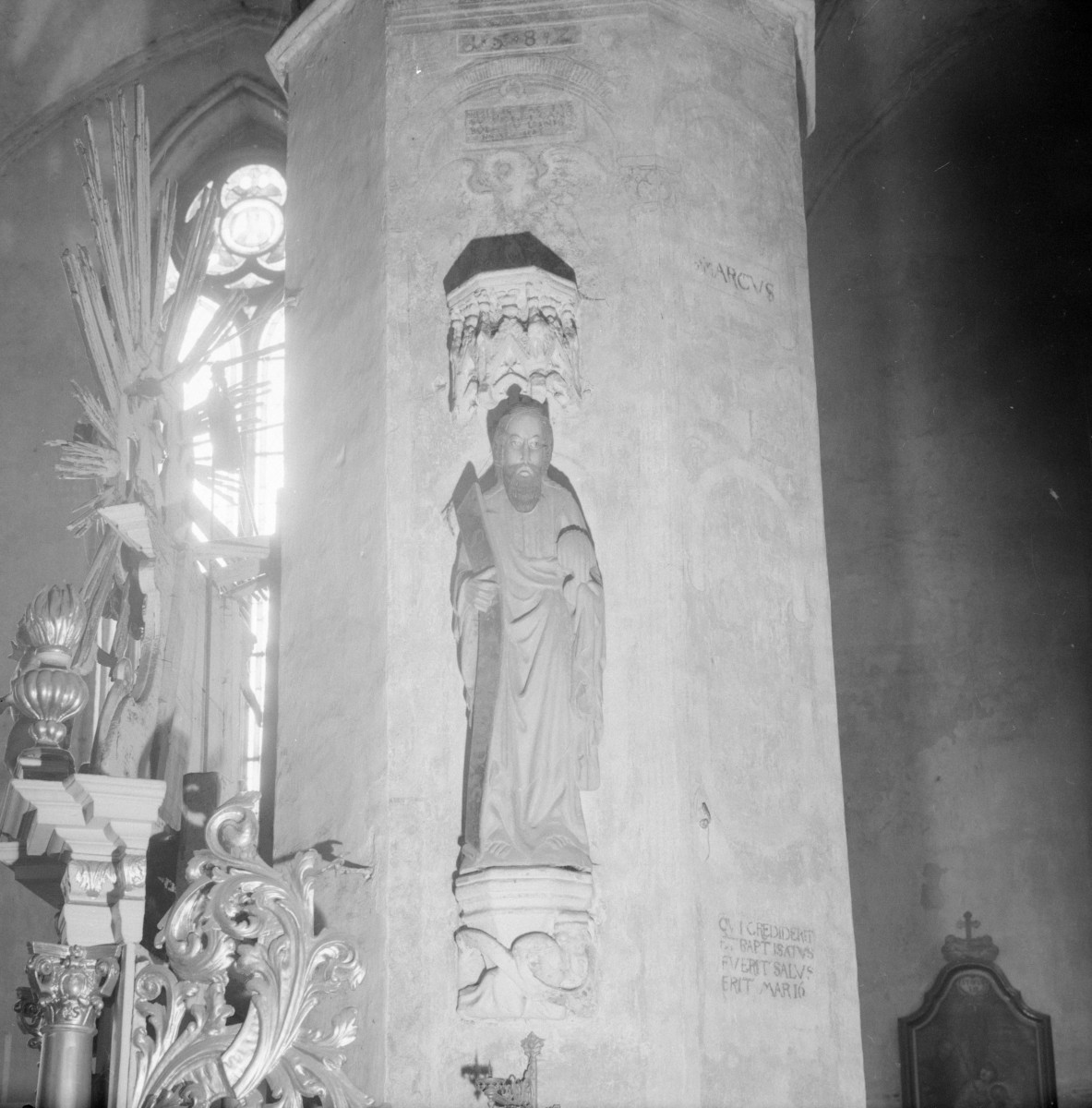 Kościół św. Katarzyny w Brodnicy - wnętrze: rzeźba św. Jakuba przy filarze, fragment okno ostrołukowe, skan 1