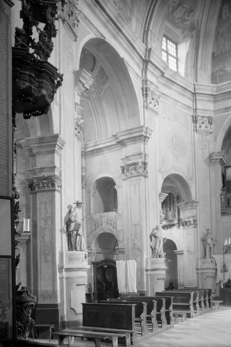 kościół, ob. parafialny pw. św. Ludwika, dawny klasztor popauliński - wnętrze: widok w kierunku południowo-zachodnim, skan 1