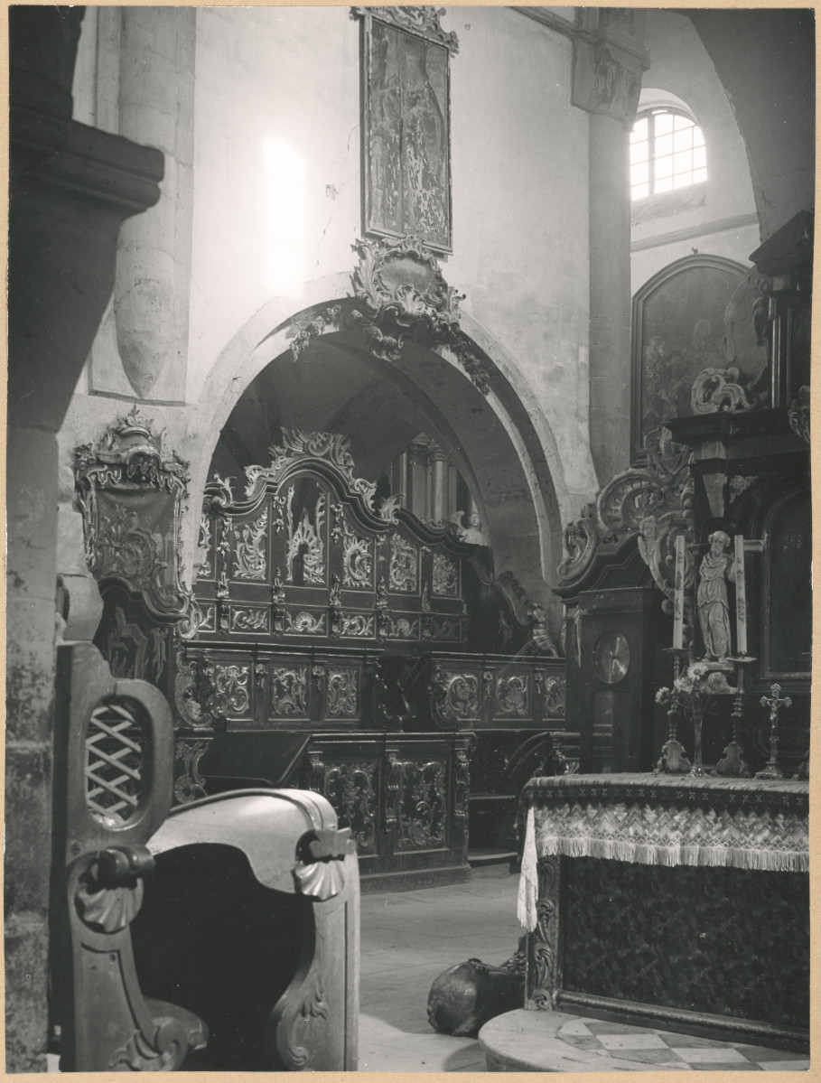 Zespół opactwa cystersów - wnętrze kościoła, fragment nawy głównej, widok na stalle , skan 1