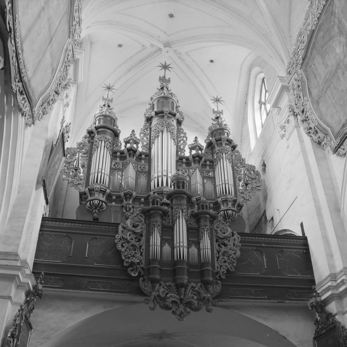 opactwo Cystersów - kościół pw. Wniebowzięcia Najświętszej Maryii Panny i św. Jana Chrzciciela - wnętrze - nawa główna - organy, skan 1