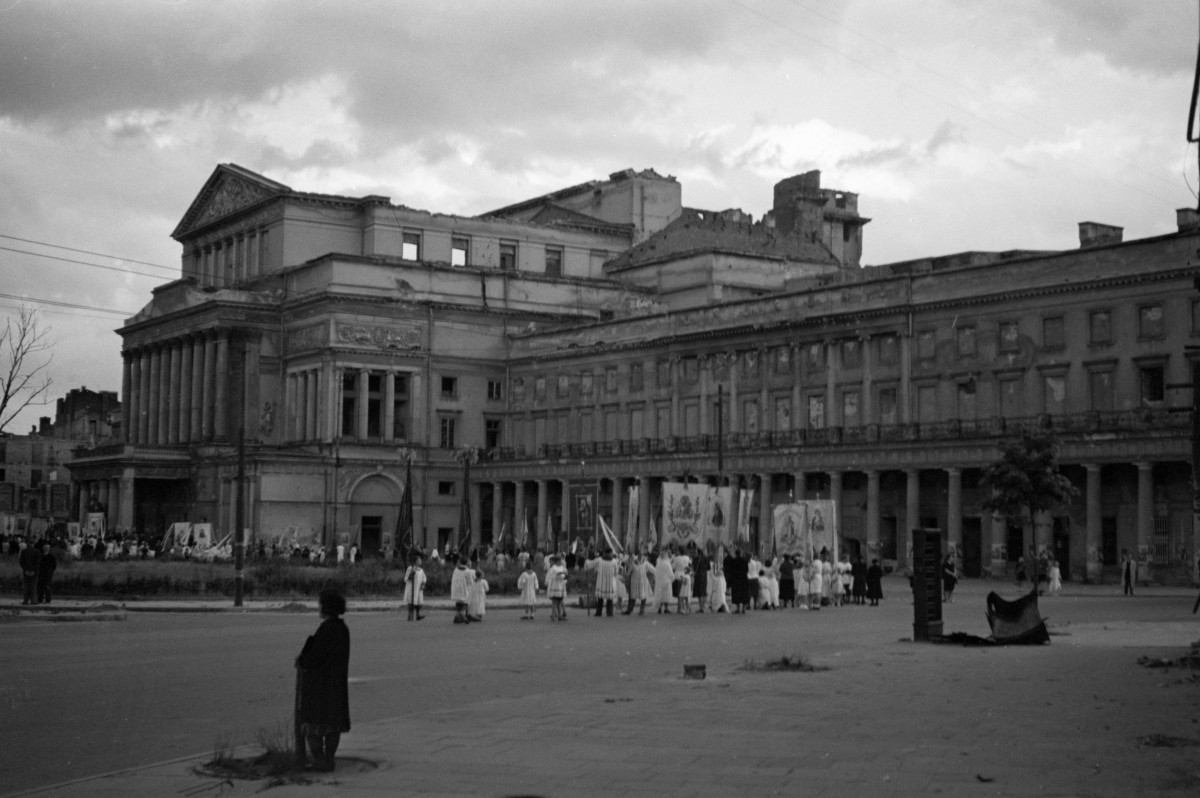 Teatr Wielki - elewacja frontowa. Procesja ulicami miasta z okazji Bożego Ciała., skan 1