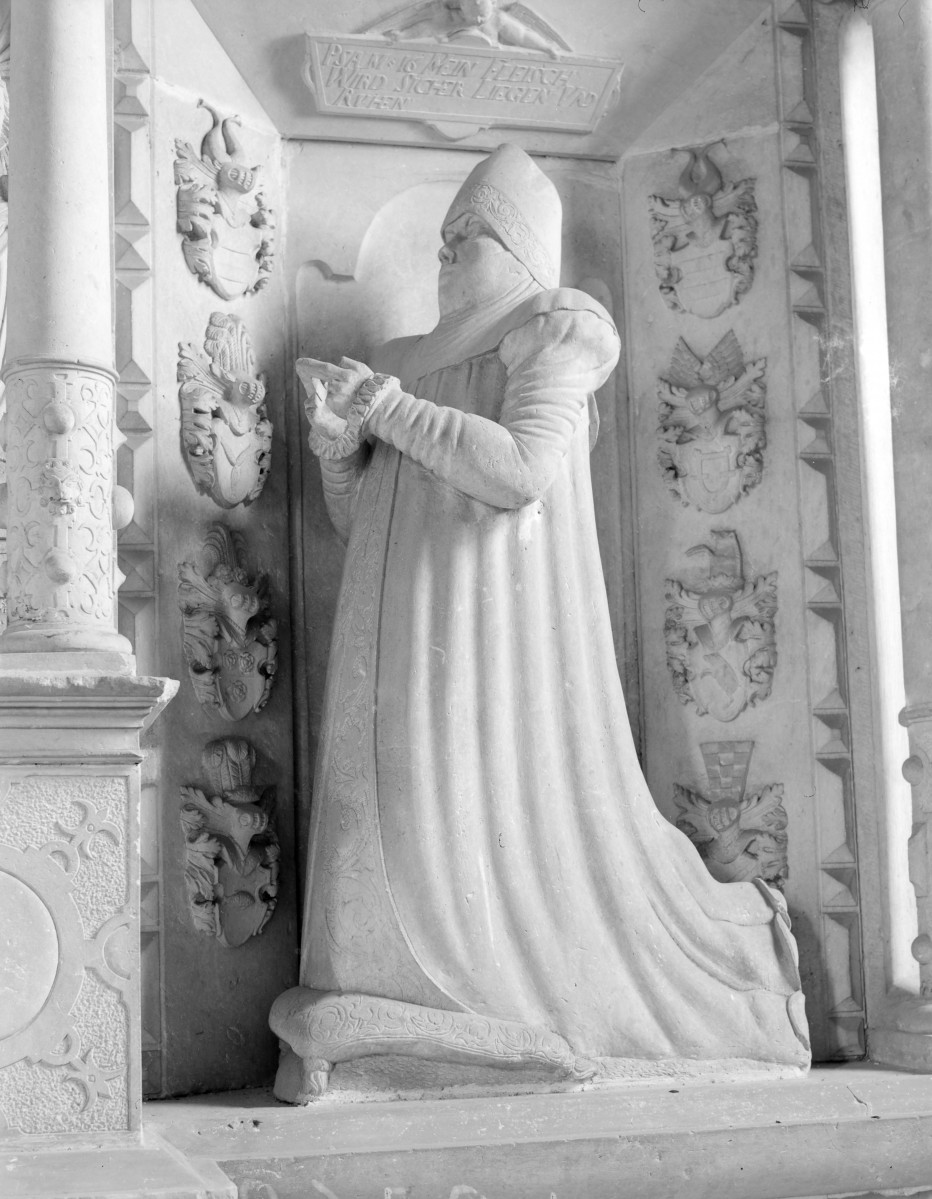 kościół filialny pw. Zaślubin Najświętszej Marii Panny - wnętrze: fragment nagrobka renesansowego, kobieta klęcząca, skan 1